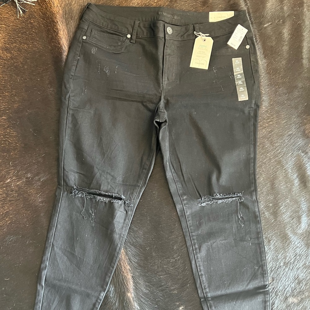 Maurices - black jeggings. Frayed hem, distressing. Sz XL, short